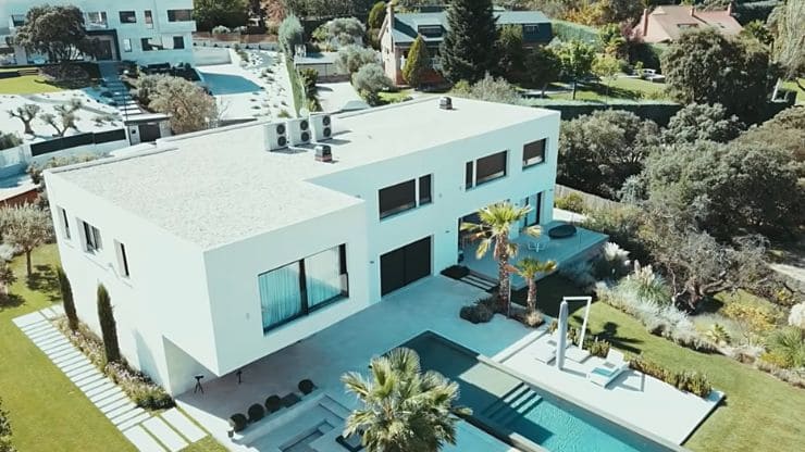 La casa de Karim Benzema vista aérea de cerca